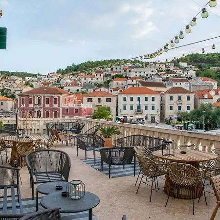 Blanc Πανσιόν Pucisca